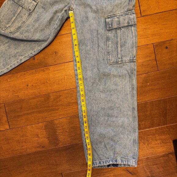 EUC Levi’s '94 Baggy Cargo Jeans – Size 28 - Picture 10 of 11